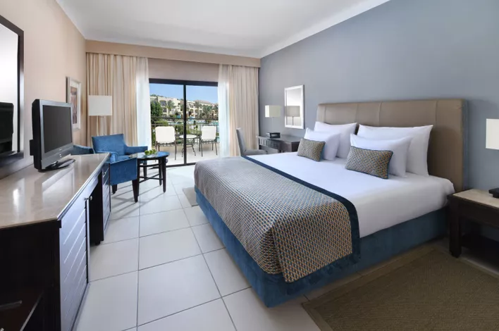 Deluxe Family Queen Bed Pool View
