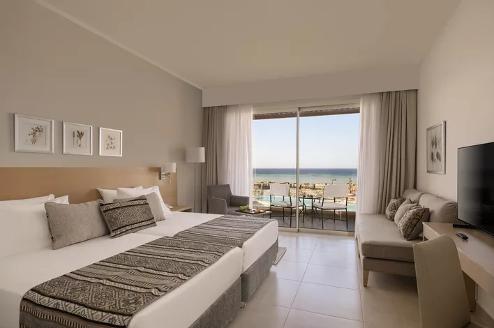 Deluxe Family Queen or Twin Bed Sea View