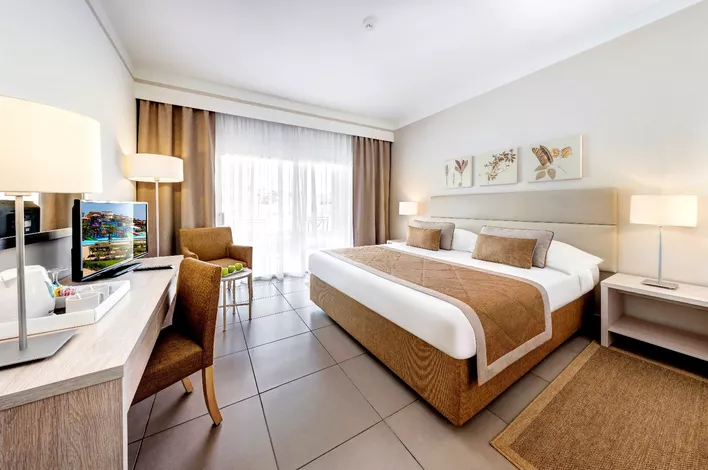Deluxe Queen or Twin Bed Garden View