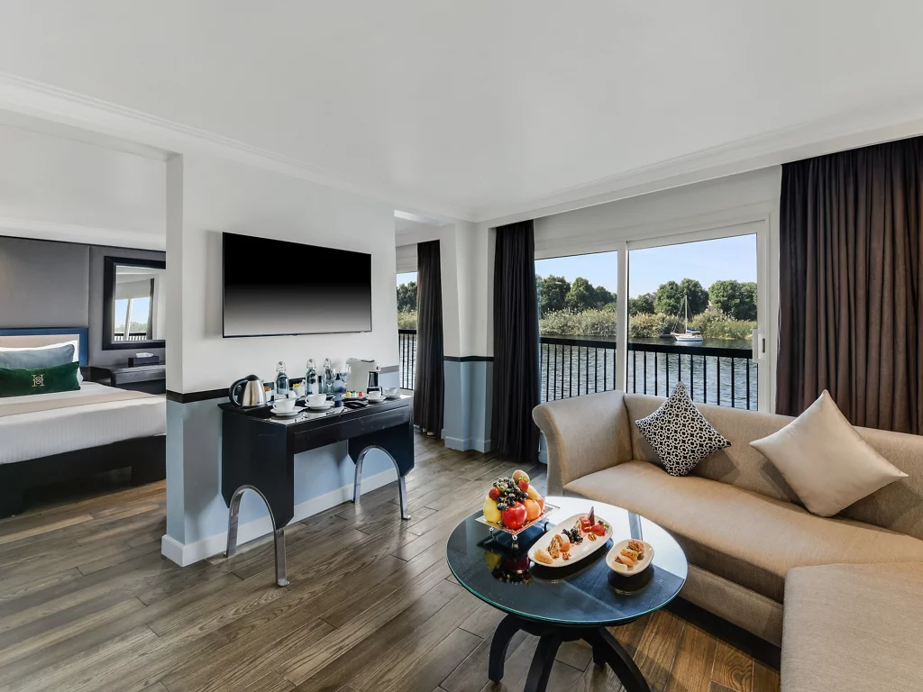 Deluxe Suite 1