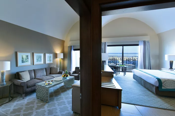Executive Suite Queen Bed Pool View